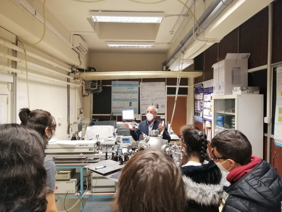 lanamap_iqf's tweet photo. Esta mañana hemos recibido la visita de los alumnos de 1º de Bachillerato del @ColegioZurbaran en nuestro taller de limpieza láser
#SemanaCienciaCSIC https://t.co/jyOST7C3xI