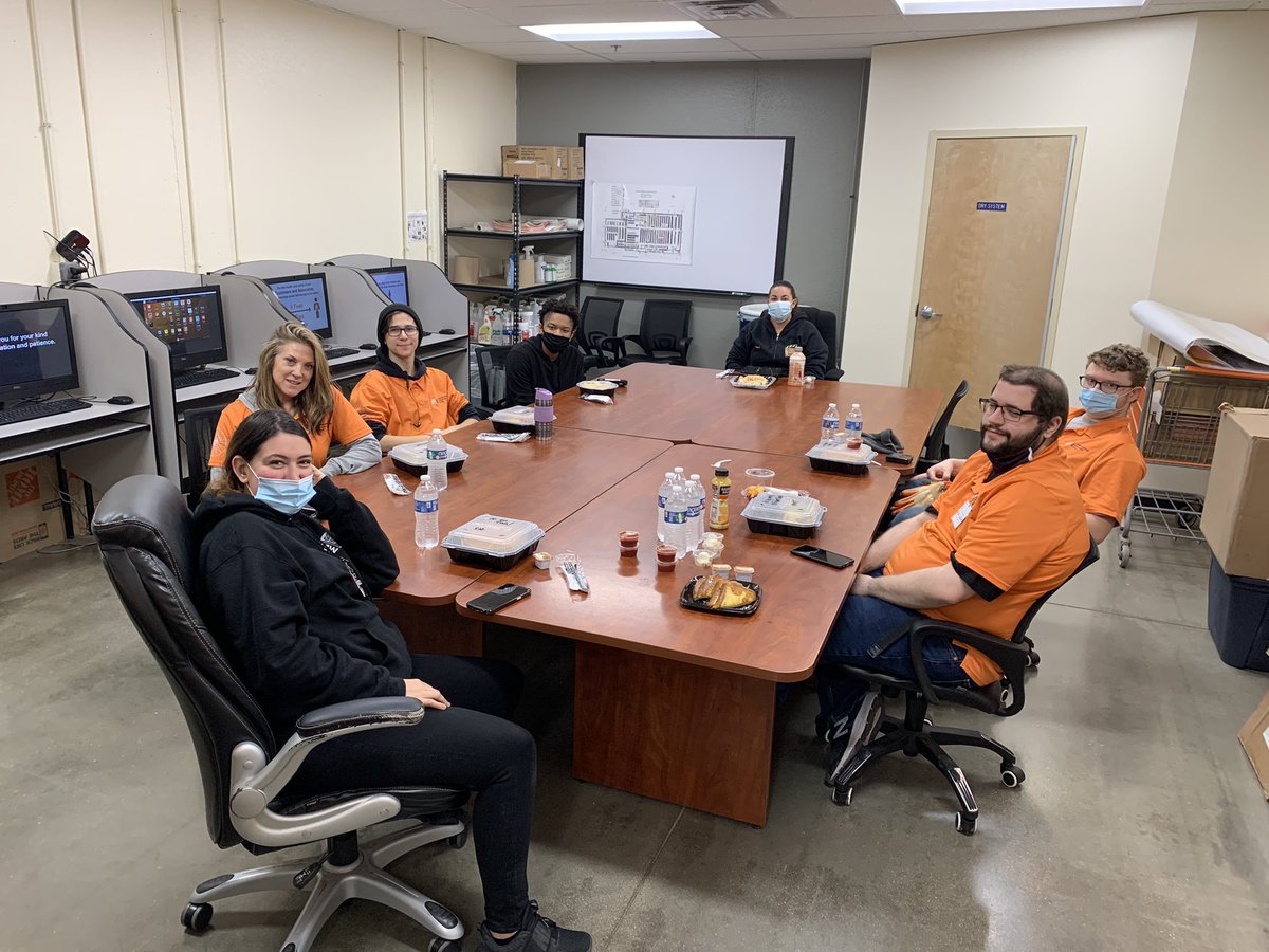 KerckhoveSteve's tweet photo. 6923 appreciating our AMAZING MET team with breakfast this morning for MET appreciation week! Let the thanks continue! @Heather41255725 @lmachenthd @AngelWhitefleet @CameronWitheft @LimonezT https://t.co/WH9vC2U9Jx