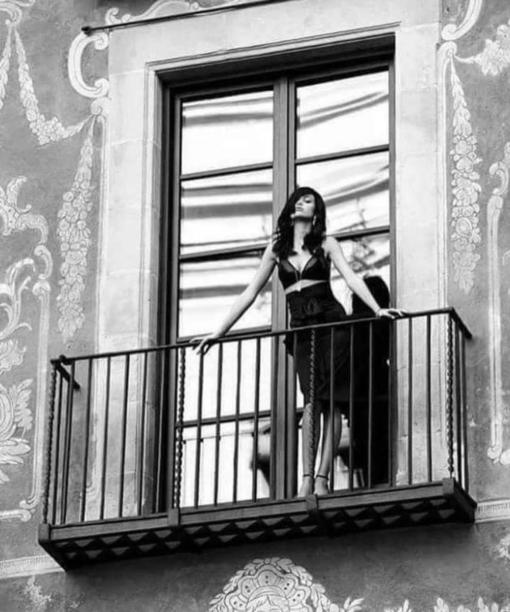 sultanaAixa's tweet photo. #Elalmaenloslabios 
No me vengas con cuentitos a mi que soy la dueña de la imprenta y la librería…
#Ilusas #haters https://t.co/E51nWxcuKW