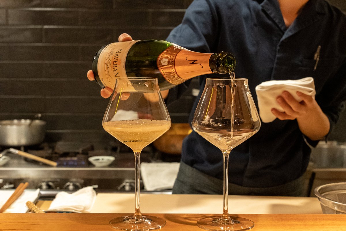 DO_Cava's tweet photo. Cava Discovery Week ha tenido lugar por primera vez en Tokio. Más de 20 restaurantes del barrio de Ginza, han sorprendido con propuestas gastronómicas siempre acompañadas con Cava, demostrando su elevado poder de maridaje con la comida japonesa #CavaWeek https://t.co/Izk0RxiKE5