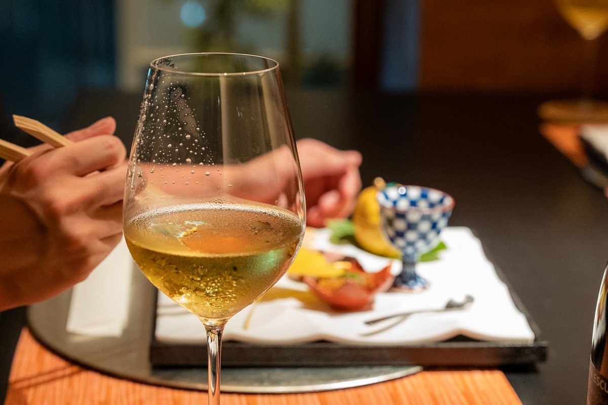 DO_Cava's tweet photo. Cava Discovery Week ha tenido lugar por primera vez en Tokio. Más de 20 restaurantes del barrio de Ginza, han sorprendido con propuestas gastronómicas siempre acompañadas con Cava, demostrando su elevado poder de maridaje con la comida japonesa #CavaWeek https://t.co/Izk0RxiKE5