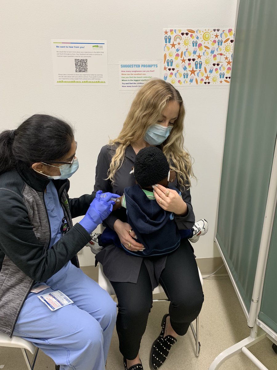ChildLifeMorgan's tweet photo. This lovely hug & hold comfort position is a supportive way to help young children be and feel successful during their vaccine 💉 the child can chose to look away or look at the vaccine while supported by their parent #childlife #vaccine #comfortposition @MGHToronto https://t.co/Y8FtSUn9jX