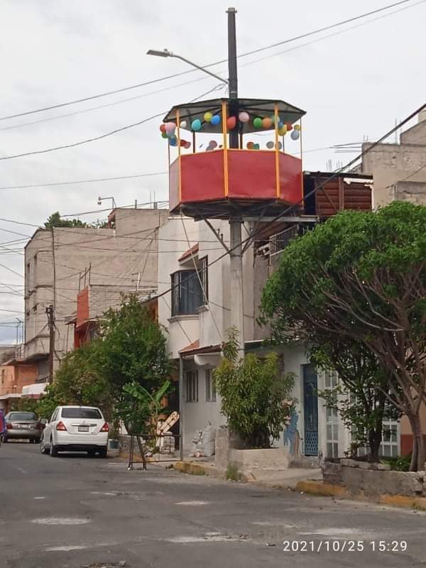 Mira mi amor, te dije q te haría una casita en la cima del cielo con flores de mil colores; Pero q crees? Solo me alcanzo para hacerla en el poste y con globos de mil colores

Están invitados todos mis Panas twitteros 
#FelizMiercoles #Mexico #Venezuela #SiguemeYTeSigo #TuBarbaro