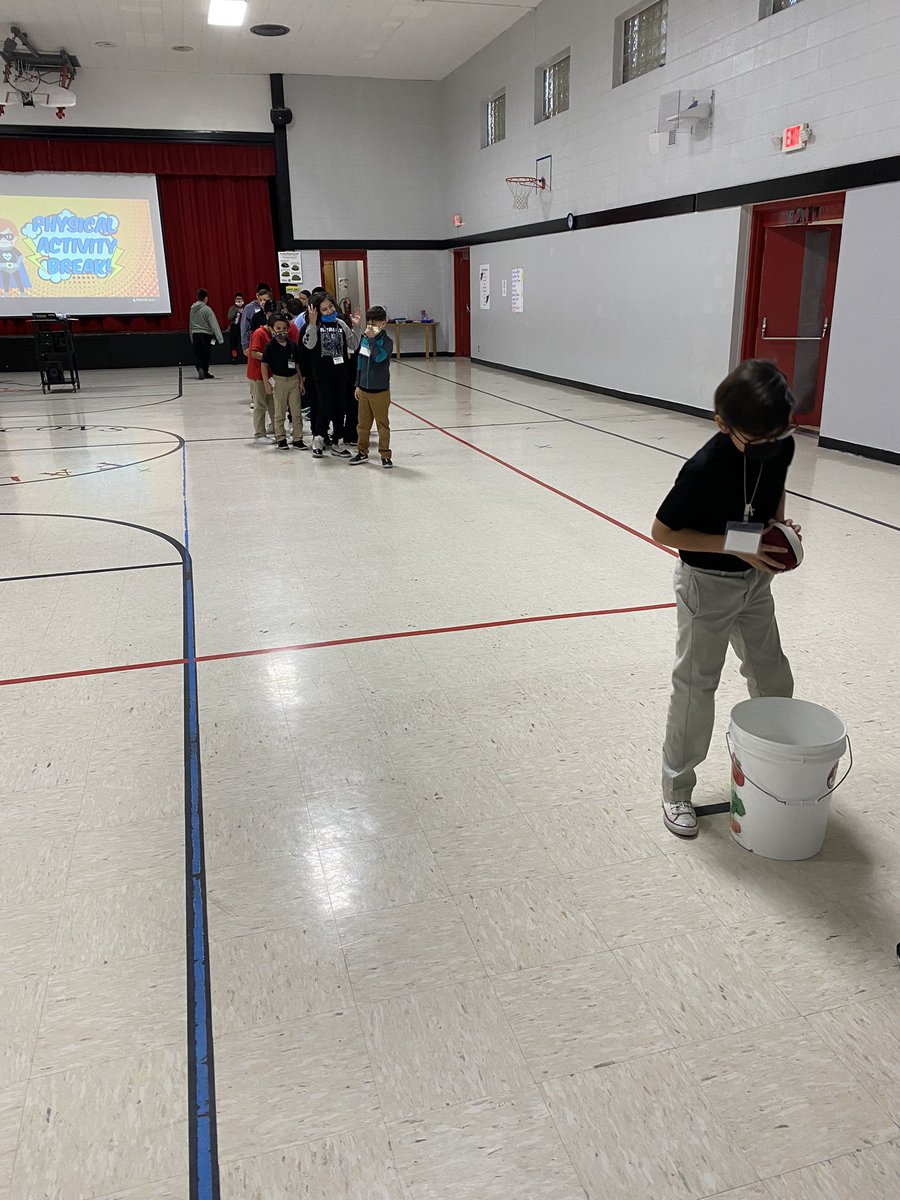 OTorres_AHS's tweet photo. Tell me a fruit/vegetable and drop it in the bucket! Great activity thanks to our friends at @txextension for teaching our @DelNorteFalcons falcons about nutrition! @RoxanneMerfa @LazaraQuinones @Vronikasoto @LisaHdz6 @EnduranceXC https://t.co/s195XzpQOS