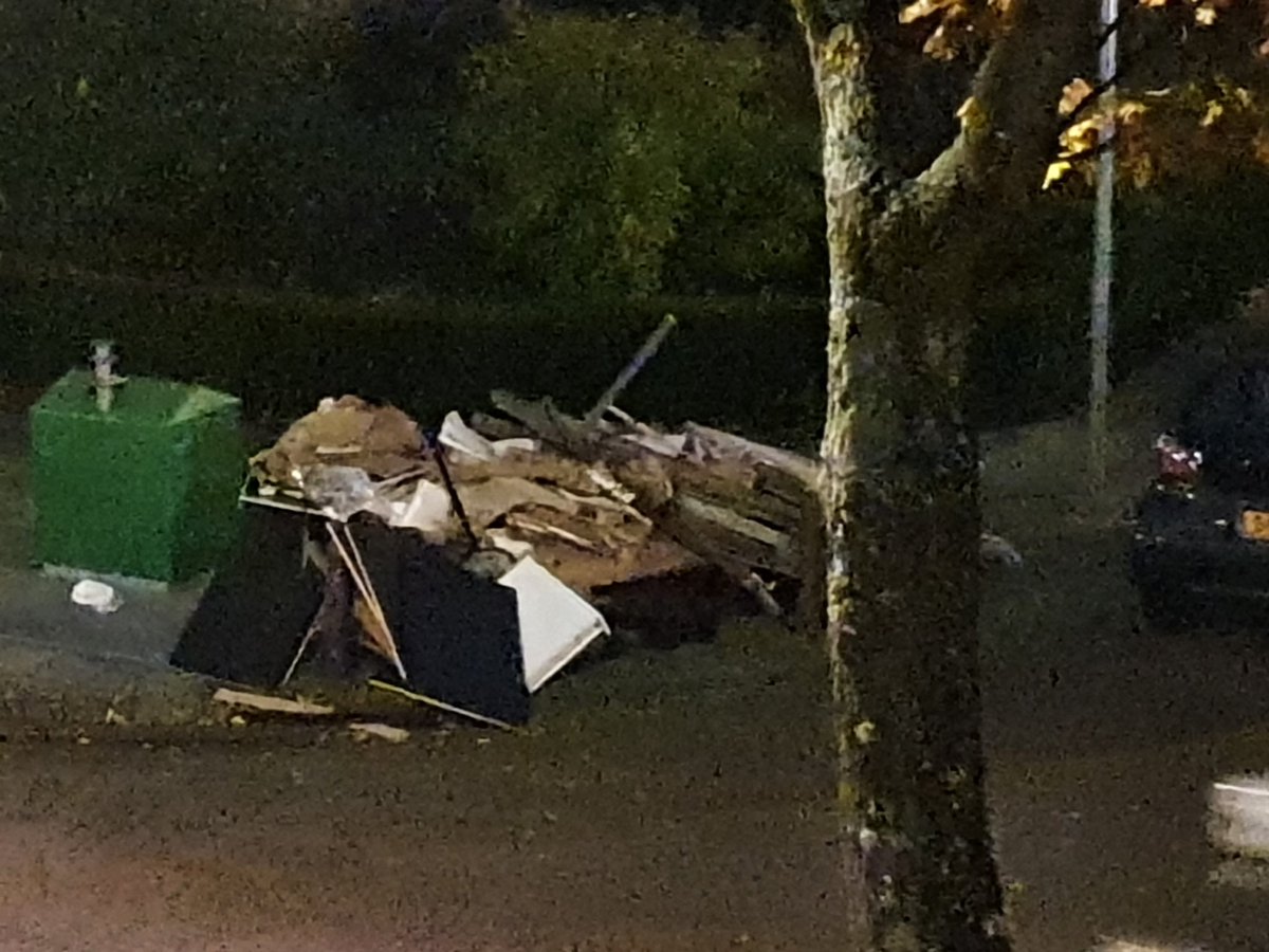 Marina1966's tweet photo. Daar gaan we weer!!! Dit ligt er al sinds gisteren 😡 Hoek Plataanstraat/Populierlaan @Gem_Rijswijk @Avalex_nieuws @BB_Rijswijk https://t.co/MFE6wjfMqj