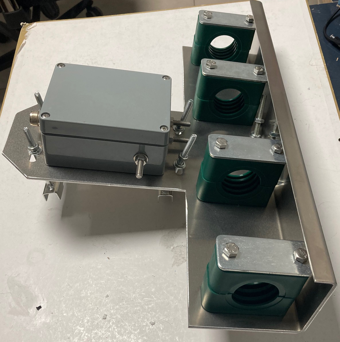 f8asb's tweet photo. Platine centrale pour dipôle rotatif montée à blanc 👍, il restera l'ajustement de la longueur des vis et l'intégration du tube dia 35mm à relier sur le Balun. #F8CED #dipole #antenna #rotarydipol #hamradio #radioamateur #amatradio https://t.co/hUfBhkNrNF