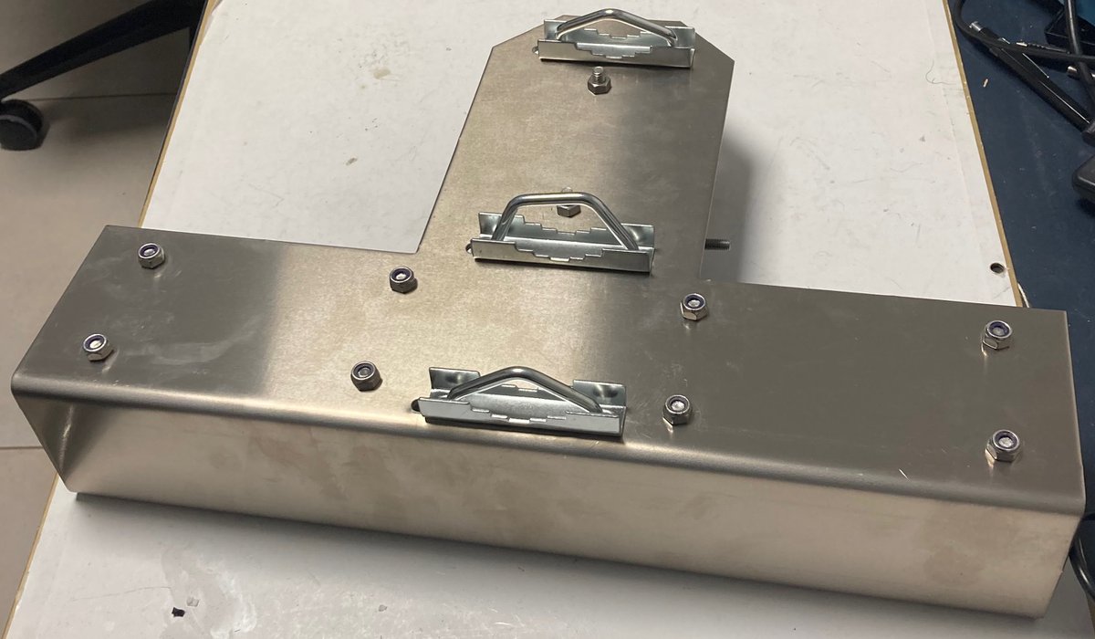 f8asb's tweet photo. Platine centrale pour dipôle rotatif montée à blanc 👍, il restera l'ajustement de la longueur des vis et l'intégration du tube dia 35mm à relier sur le Balun. #F8CED #dipole #antenna #rotarydipol #hamradio #radioamateur #amatradio https://t.co/hUfBhkNrNF