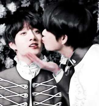 Vücudunda kusur olarak adlandırdığın tüm bölgeleri öperek okşamak istiyorum...