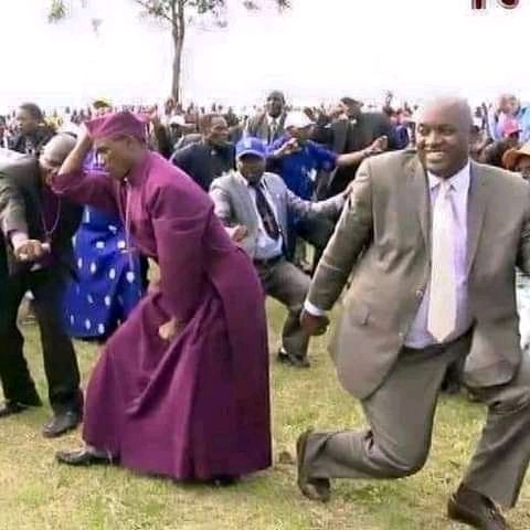 AkiikiMugisa_Ug's tweet photo. @YkeeBenda fans dancing #Obangainaππ https://t.co/B7nexcIoYI