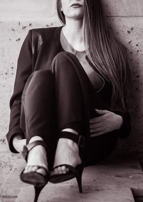 كن غريباً عش كما يروق لك 
إسرق من وقتك الراحل لنفسك 
و أكتم أنفاس الحزن ، 
إبتعد عن الملل ،
أبحث عن سعادتك 
لاتلتفت لمن يحاول إحباطك
فالوقت يمضي و العمر واحد!
و الناس لن تصمت و الحياة راحله ،
فعشها كما تريد فأنت 
من تملك نفسك💙نريمان❤️.