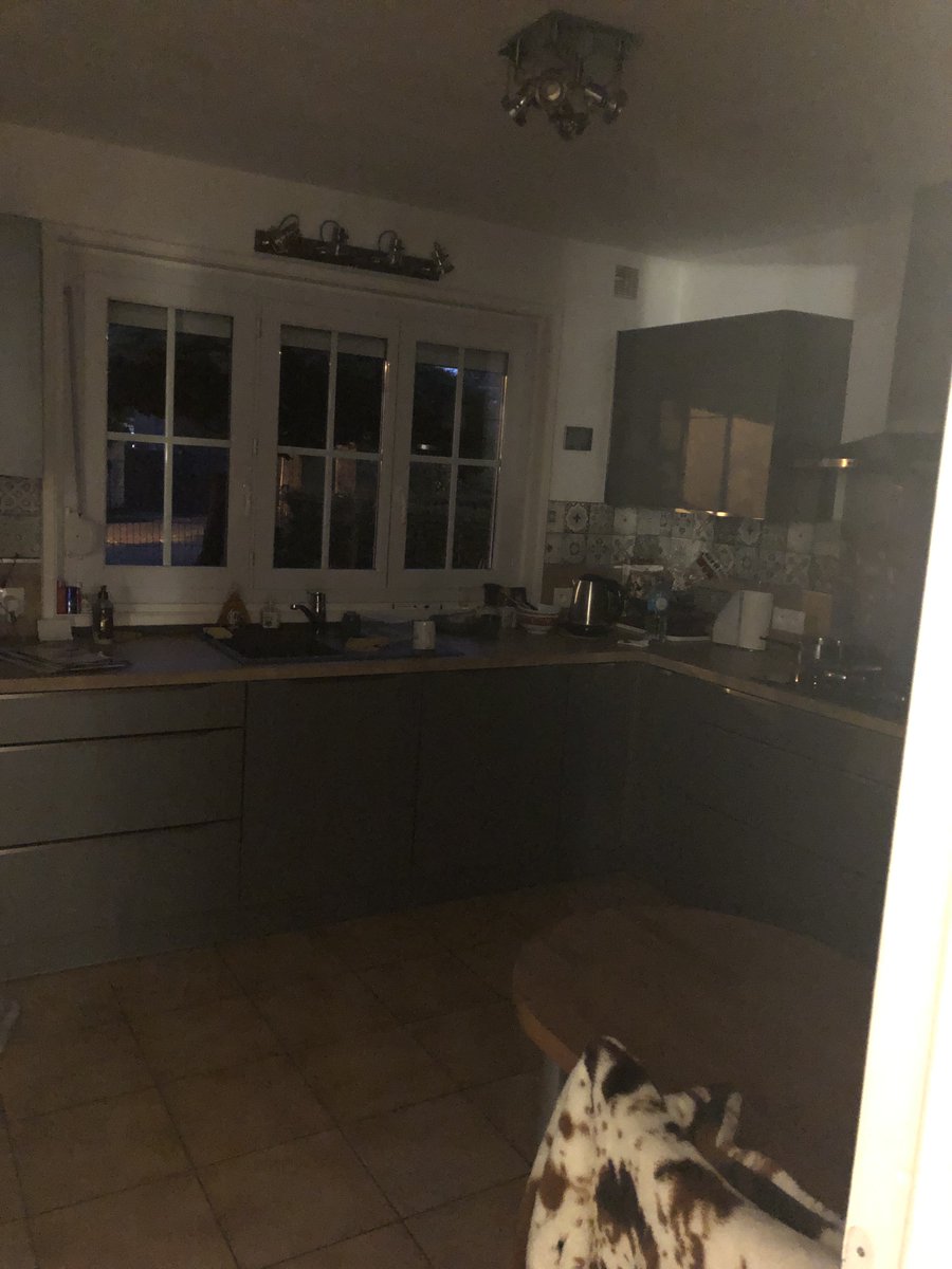 MathouLeChatOFF's tweet image. iPhone X                       iPhone 13 Pro Max
(Le mode nuit amélioré tellement)