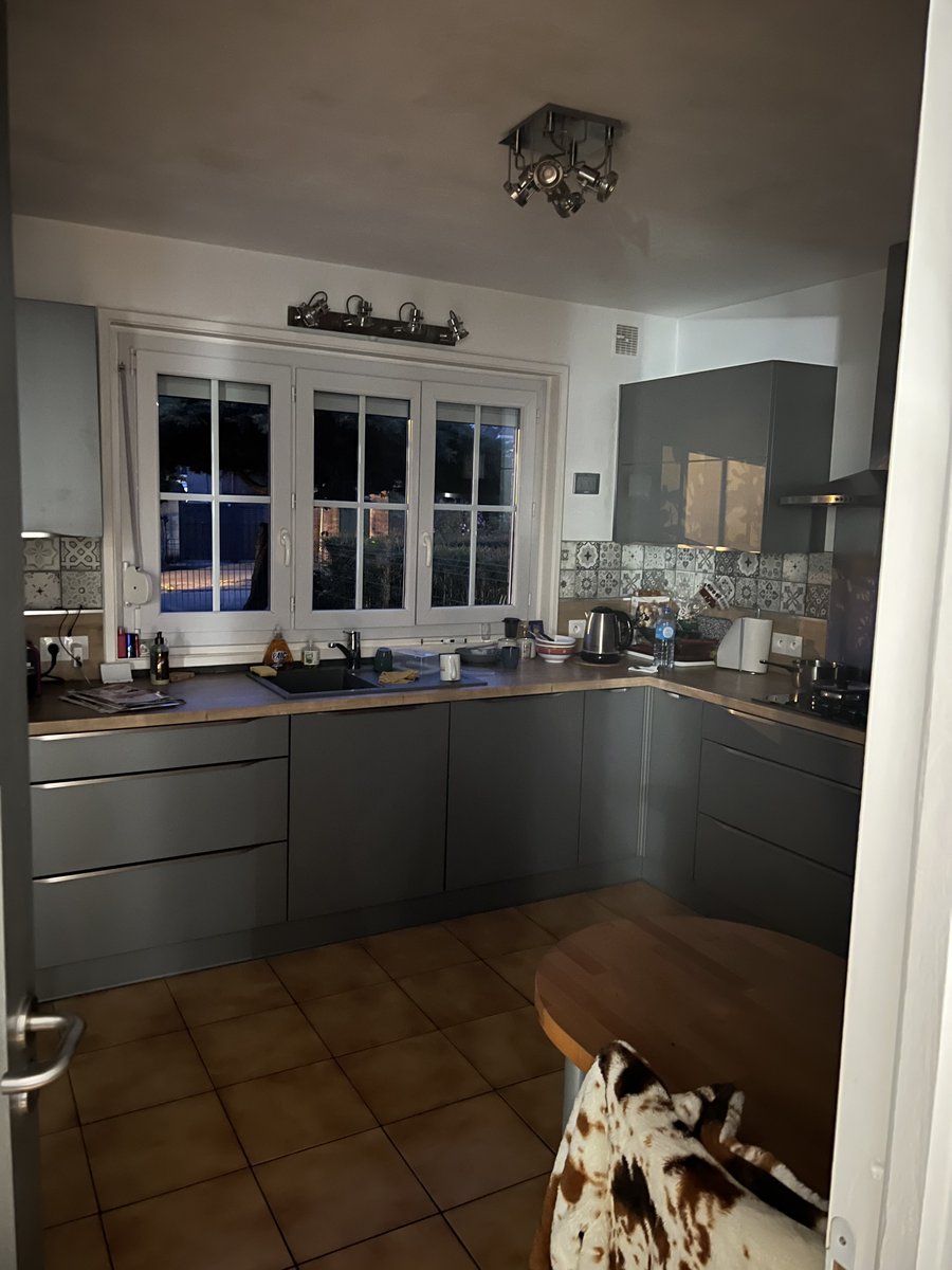 MathouLeChatOFF's tweet image. iPhone X                       iPhone 13 Pro Max
(Le mode nuit amélioré tellement)