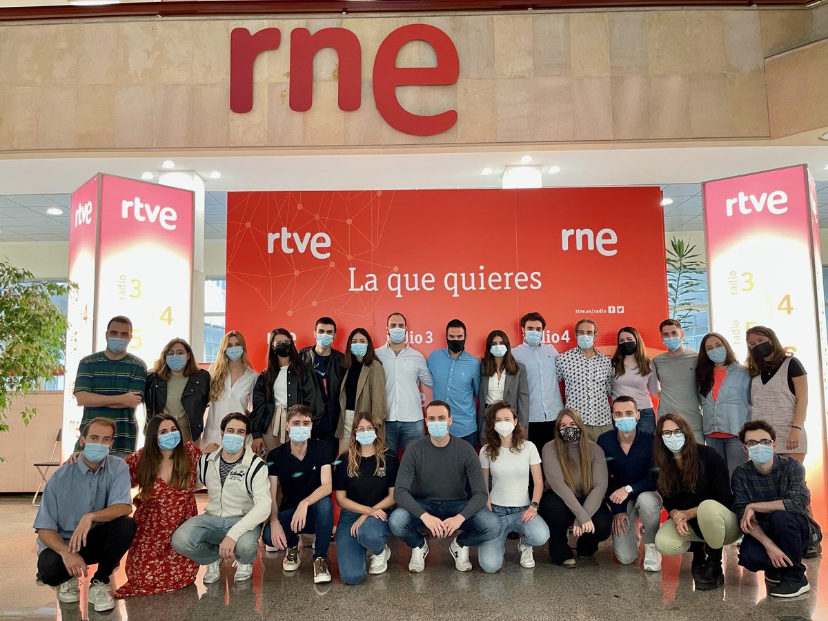MasterRneUcm's tweet photo. Hemos esperado un poco para presentaros a #La33DelMasterRNE
Queríamos enseñaros la sonrisa del #TalentoRNE #TalentoUCM, aun no se puede... Hilo👇para que la busquéis en estas miradas de pasión por la #Radio que pronto se convertirán en las voces de vuestros días
@UCMccinf @rne https://t.co/1r5uWEyU3L