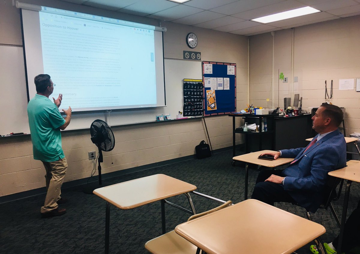 A veteran teaching a veteran before the holiday. 🇺🇸 Thank you for your service Mr. Byrd &amp; Mr. Neeley! <a href="/MidlandsMidCol/">MidlandsMiddleCol</a> <a href="/MidlandsTech/">Midlands Technical College</a> @chrisgneeley