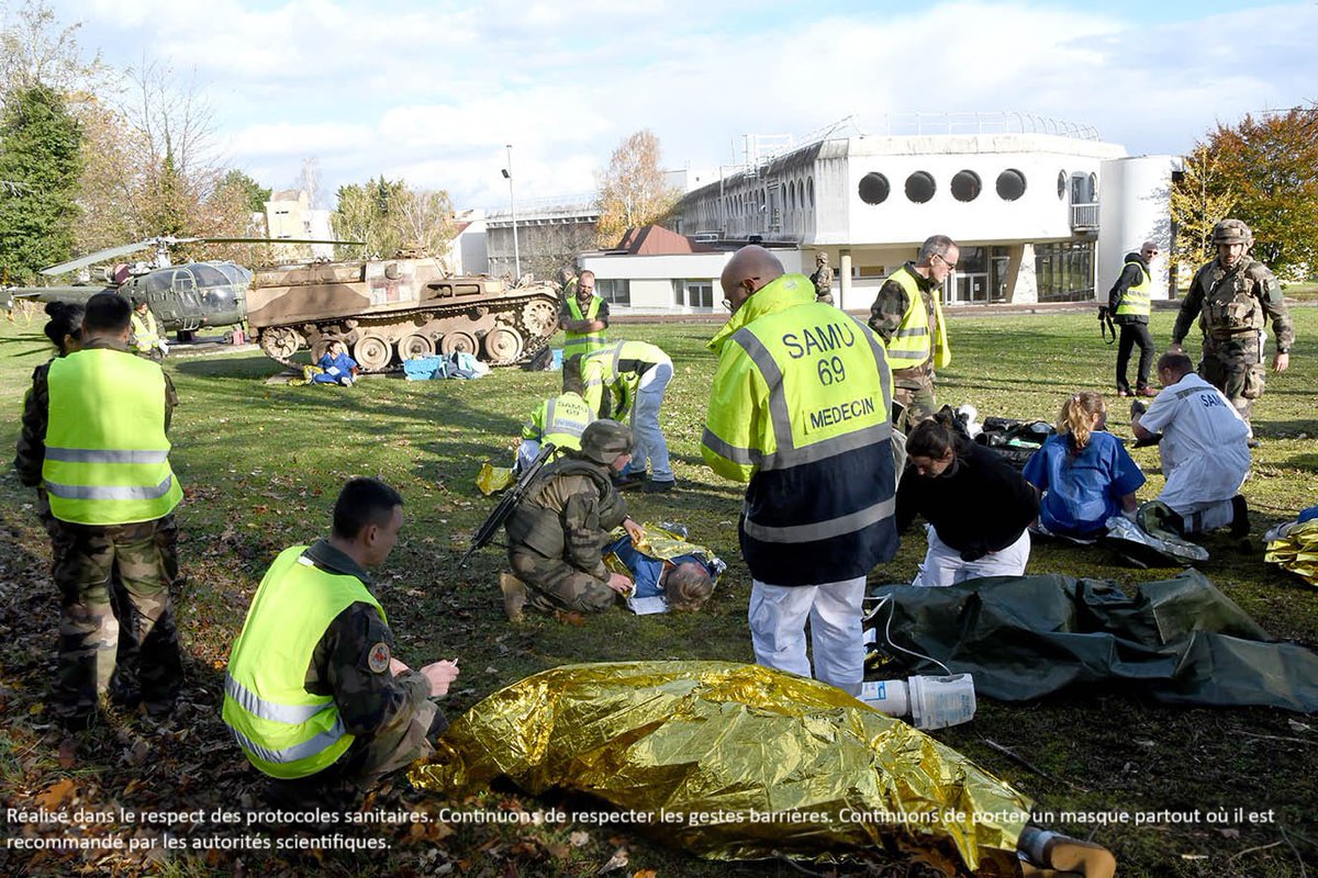 santearmees's tweet photo. 6/11 | Un exercice plus vrai que nature❗️
Les élèves de 2e année de l'école de #santé des #armées ont contribué à la formation "mise en condition de survie de blessés et victimes d'#attentats" destinée au SAMU en simulant le rôle de victimes avec un certain talent.
#NotreDéfense https://t.co/rfI9rfwjG2