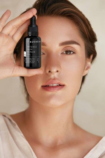 Intense Skin Repair Oil is a natural facial oil to boost hydration and elasticity, soften, soothe and refine the skin. Packed with the best botanical ingredients to protect and improve the skin. Take a few seconds to enjoy its divine aroma, which immediately soothes your mind✨