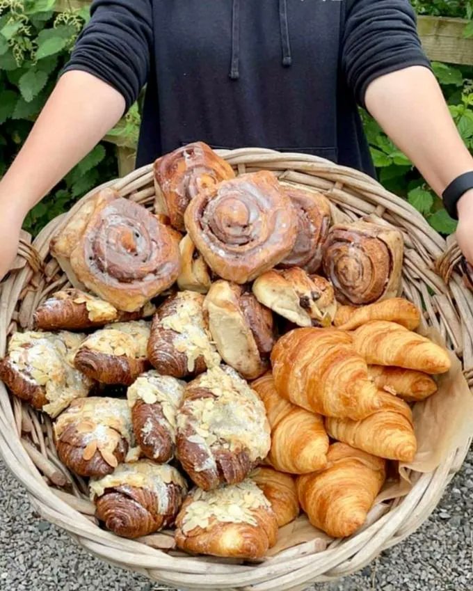 TheMiddlewick's tweet photo. Every Thursday our Middlewick Farm Shop-Deli has a fresh delivery from the award-winning Lievito Bakery. From croissants to cinnamon rolls to everything in between. tomorrow is the day to head on down to our farm shop! #TheMiddlewick #ShopLocal @phil_nicodemi @bakersatlievito https://t.co/jpAGP8aX30