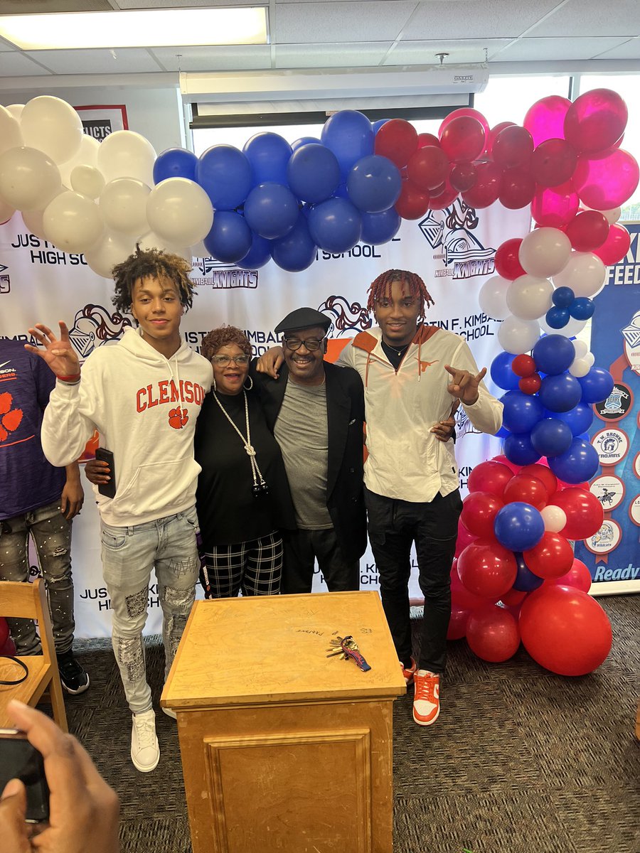JFKimballBBall's tweet photo. Chauncey Gibson , Arterio Morris , Mom and Pops , #LLBE @Dallas_Showtyme  FOE 🦍 , Signing Day. Big E we know you would’ve been proud. ❤️ https://t.co/Sq7lyR7m0Q