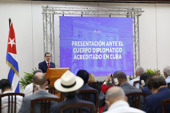 embaCubaTunez's tweet photo. "El gobierno de EE.UU. sabe perfectamente que intenta producir situaciones de sufrimiento en nuestro pueblo, con la esperanza de que genere un estallido social" Denunció hoy @BrunoRguezP ante el cuerpo diplomático acreditado en #CubaBandera de Cuba https://t.co/3StNIvZaws