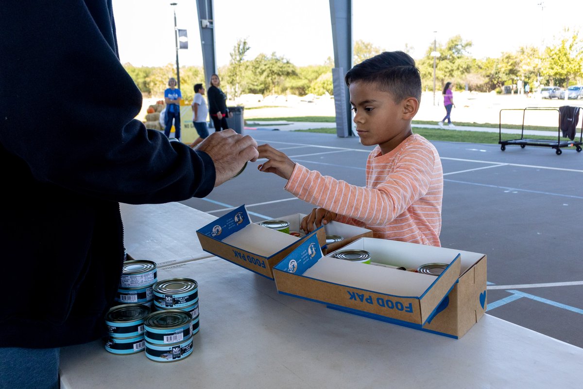 ServeAChild's tweet photo. Check out how @CBCSocial helped #deliverhope! Thank you so much to over 600 volunteers who helped assemble 4,218 Food Paks. Your contributions will help bring the gospel to suffering children.
#ProjectFoodPak #childrenshungerfund #volunteer #communityoutreach https://t.co/3KFYgUaNnk