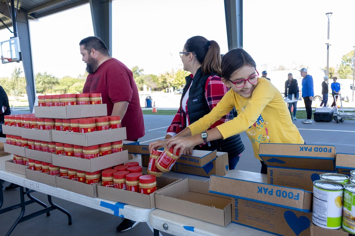 ServeAChild's tweet photo. Check out how @CBCSocial helped #deliverhope! Thank you so much to over 600 volunteers who helped assemble 4,218 Food Paks. Your contributions will help bring the gospel to suffering children.
#ProjectFoodPak #childrenshungerfund #volunteer #communityoutreach https://t.co/3KFYgUaNnk