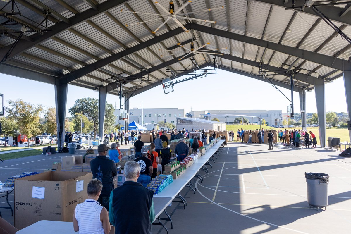 ServeAChild's tweet photo. Check out how @CBCSocial helped #deliverhope! Thank you so much to over 600 volunteers who helped assemble 4,218 Food Paks. Your contributions will help bring the gospel to suffering children.
#ProjectFoodPak #childrenshungerfund #volunteer #communityoutreach https://t.co/3KFYgUaNnk