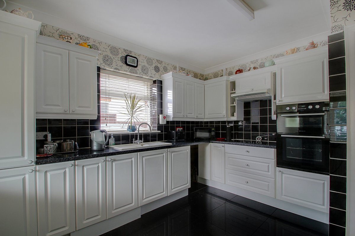 SeventyTwoBlue's tweet photo. QUEENS PARK - 3 BEDROOM DETACHED BUNGALOW

🏠 Three double bedrooms 
🏠 Queens Park location
🏠 Front &amp; rear garden
🏠 Garage
🏠 Off road parking for 3 vehicles
Call 01202 375 515 to view!

#Bournemouth #forsale #bungalow #bungalowforsale #queenspark#JPMorgan #forsalebournemouth https://t.co/tBmtdHC00t
