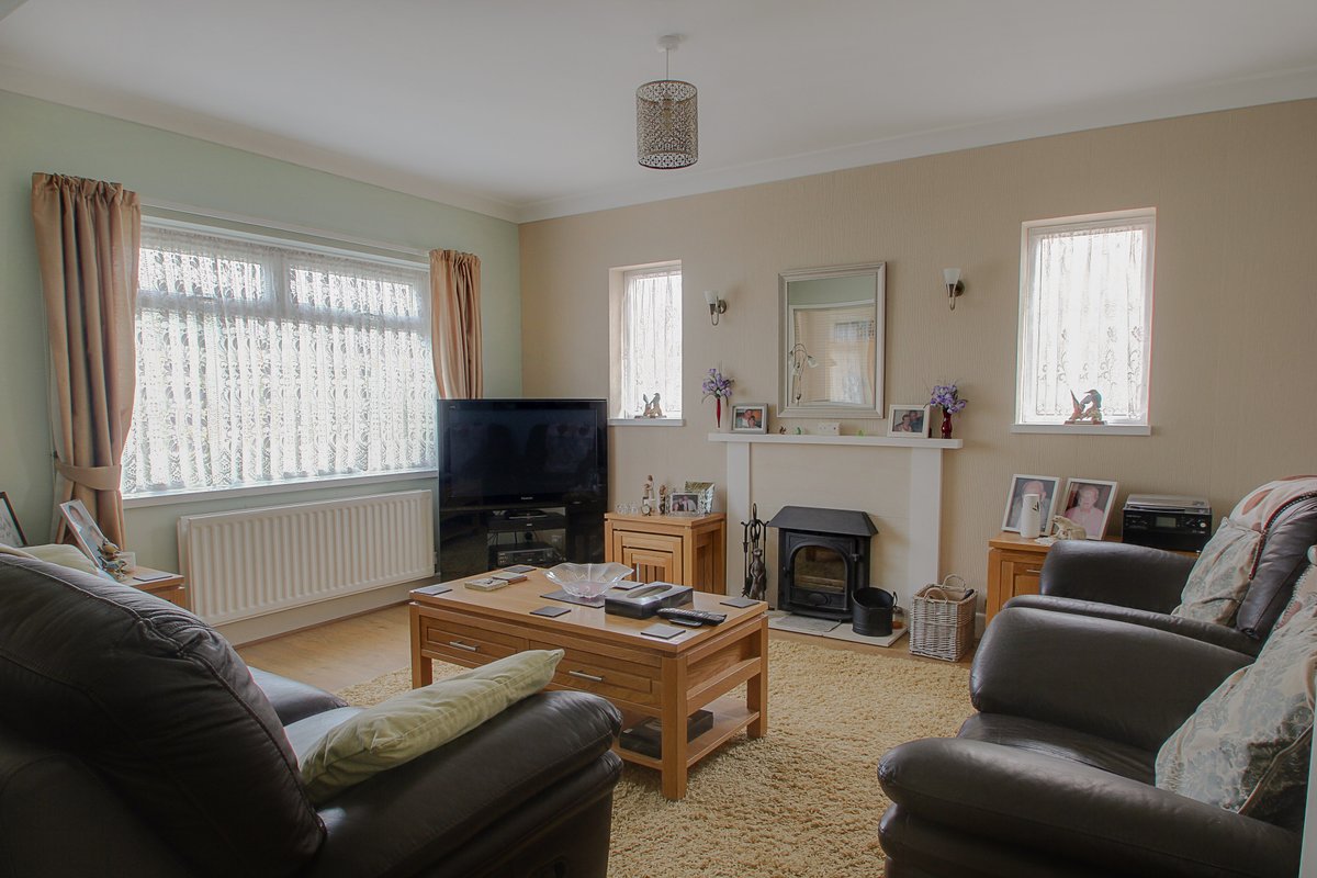 SeventyTwoBlue's tweet photo. QUEENS PARK - 3 BEDROOM DETACHED BUNGALOW

🏠 Three double bedrooms 
🏠 Queens Park location
🏠 Front &amp; rear garden
🏠 Garage
🏠 Off road parking for 3 vehicles
Call 01202 375 515 to view!

#Bournemouth #forsale #bungalow #bungalowforsale #queenspark#JPMorgan #forsalebournemouth https://t.co/tBmtdHC00t