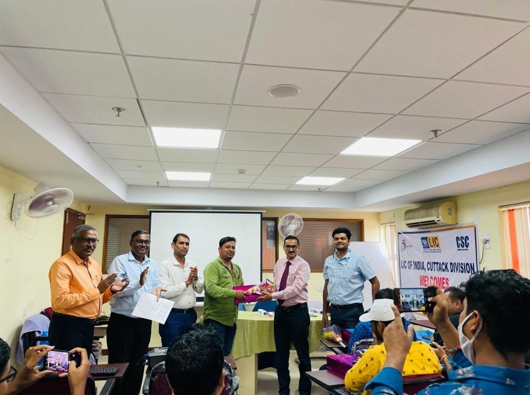 Vle Prasant  Kumar Sahoo Felicitated by LIC Cuttack Divisional  For Doing 2nd Highest Nop In Lic for the month of  Oct 2021 Congratulations 💐💐💐
<a href="/dintya15/">dinesh tyagi Retd IAS</a> <a href="/OdishaSpv/">CSC SPV Odisha</a> <a href="/CSCegov_/">CSCeGov</a> <a href="/SwornaprabhaSi1/">Swornaprabha Singh</a> <a href="/debayudha/">Debayudha Mishra</a> <a href="/LICIndiaForever/">LIC India Forever</a>