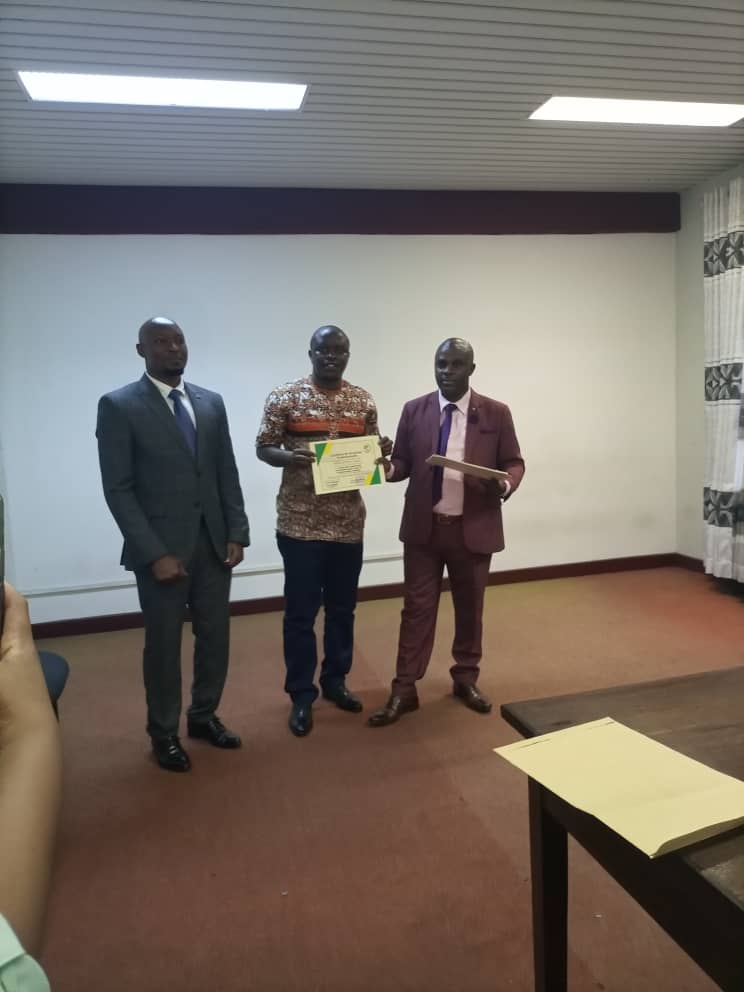 Gps_Burundi's tweet photo. Dans le cadre du renforcement des capacités et avec certaines autres sociétés oeuvrant au #Burundi, @Gps_Burundi a participé à une formation de 4 jours, organisée par #TopacGroup. Ce 09/11/2021, des certificats de formation ont étée délivrés à toute l'équipe formée du #GPSB. https://t.co/iKr8Sl09ox