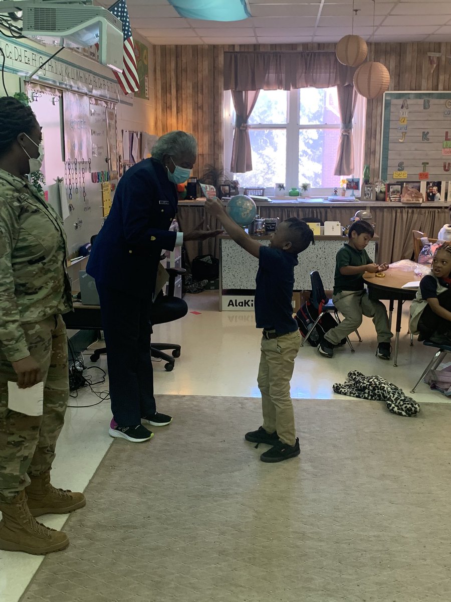 KinnEducates's tweet photo. Our students enjoyed meeting Veterans and Military Personnel! We thank them for their service! #VeteransDay2021 @DicksonTigers @MobilePublicSch https://t.co/s3jp5ESor7