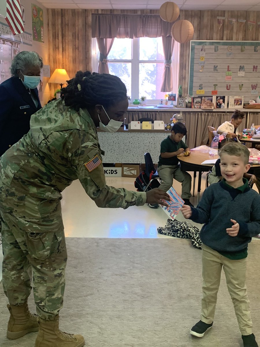 KinnEducates's tweet photo. Our students enjoyed meeting Veterans and Military Personnel! We thank them for their service! #VeteransDay2021 @DicksonTigers @MobilePublicSch https://t.co/s3jp5ESor7