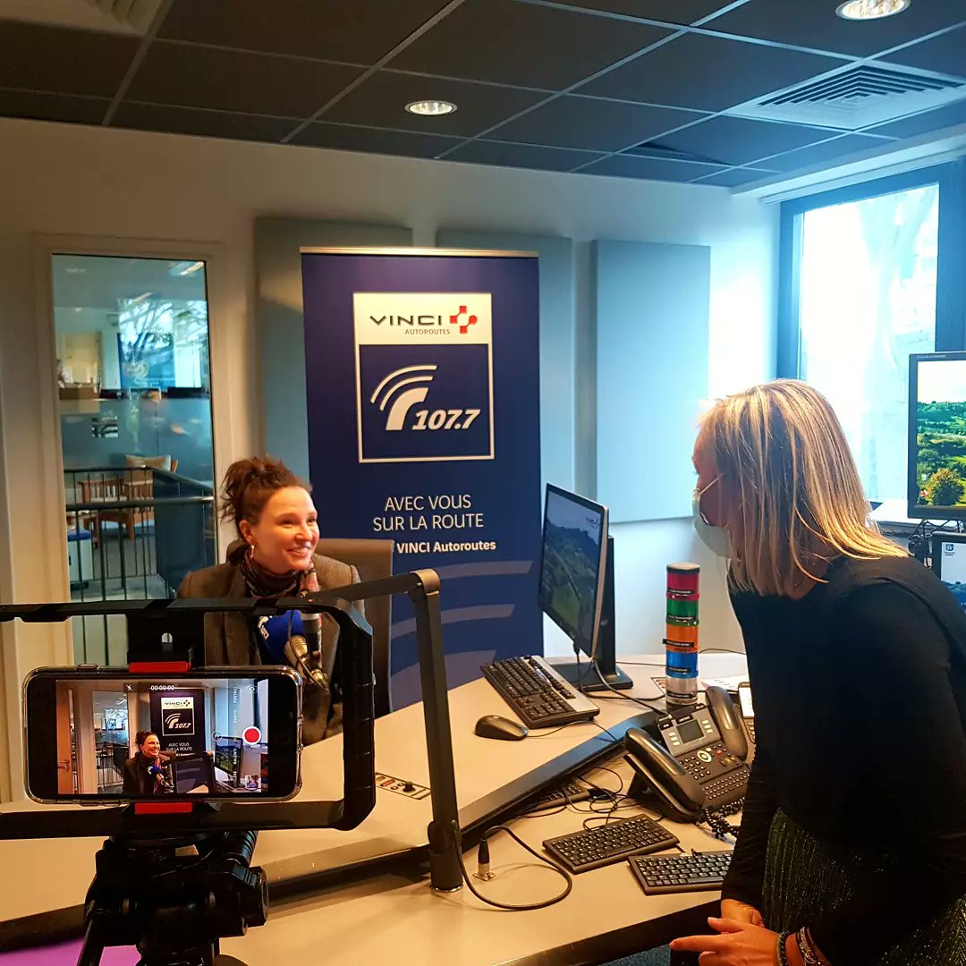 manuelapromo's tweet photo. Anne ça roule?🚘 "On Monte Le Son"! Cette semaine, Anne Sila vous accompagne sur les routes de France! https://t.co/GPfK8RXDt8 Écoutez son interview et hit sur @Radio1077 @VINCIAutoroutes! 🛣 #annesila #France #live #road #Drive #car #info #news #country #itv #life https://t.co/HPHJAx2ePz