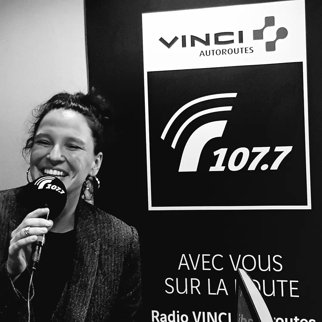 manuelapromo's tweet photo. Anne ça roule?🚘 "On Monte Le Son"! Cette semaine, Anne Sila vous accompagne sur les routes de France! https://t.co/GPfK8RXDt8 Écoutez son interview et hit sur @Radio1077 @VINCIAutoroutes! 🛣 #annesila #France #live #road #Drive #car #info #news #country #itv #life https://t.co/HPHJAx2ePz