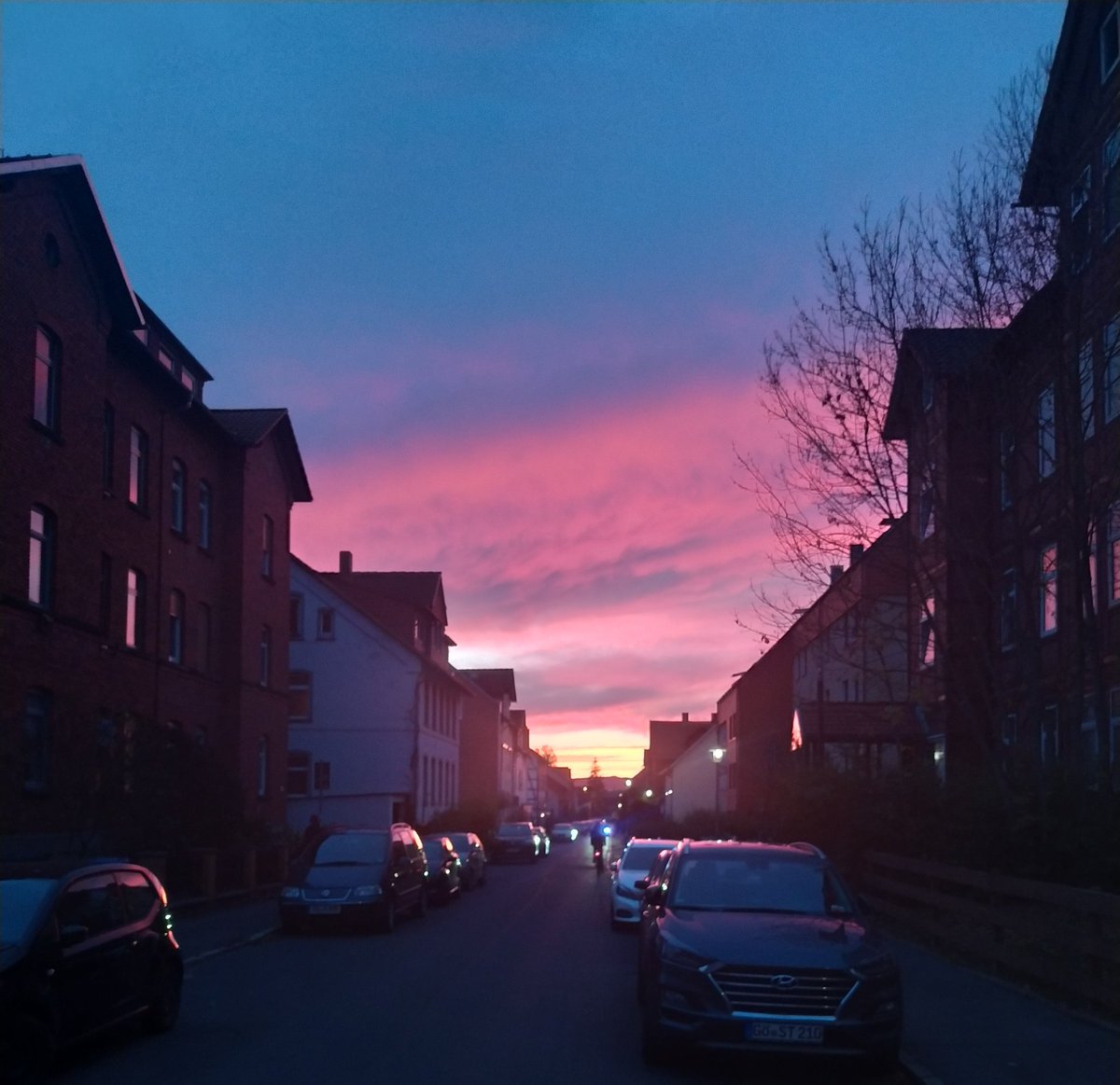 OKaMustMan's tweet photo. Today evening the sky is colored pink and burning 💖🌈✨
#GoodNightEveryone #PinkWednesday #burningmen https://t.co/1QDo5R0KEu