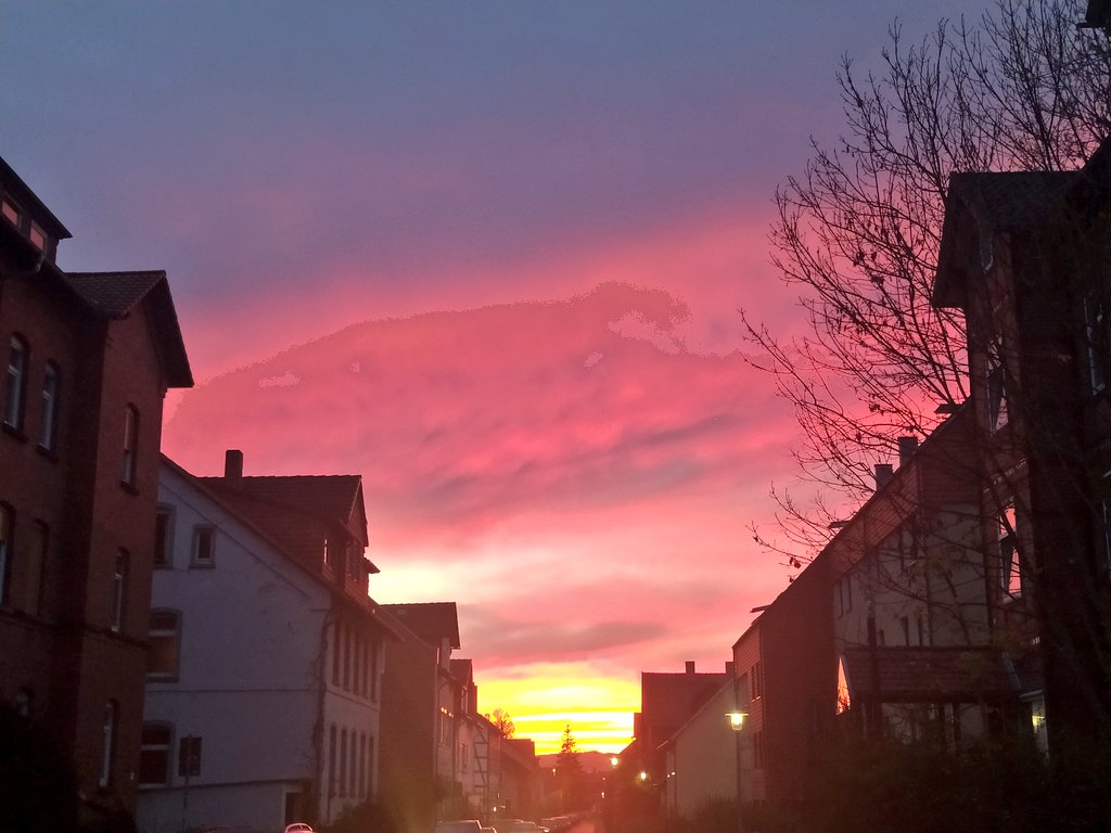 OKaMustMan's tweet photo. Today evening the sky is colored pink and burning 💖🌈✨
#GoodNightEveryone #PinkWednesday #burningmen https://t.co/1QDo5R0KEu