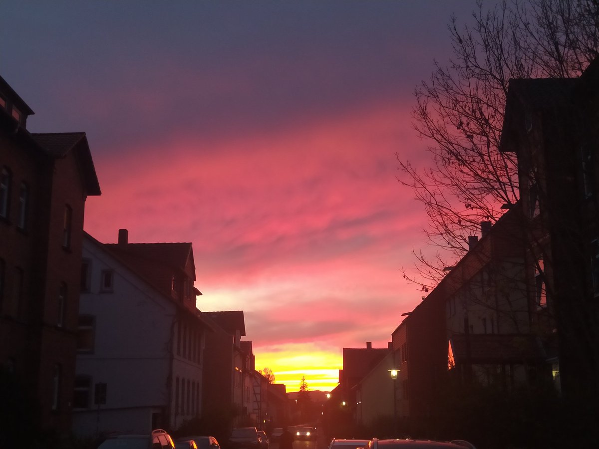 OKaMustMan's tweet photo. Today evening the sky is colored pink and burning 💖🌈✨
#GoodNightEveryone #PinkWednesday #burningmen https://t.co/1QDo5R0KEu