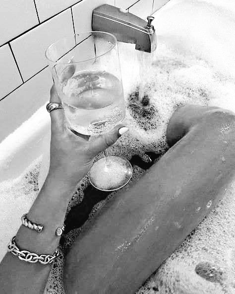 SolamenteTua77's tweet photo. #buonaserata 😉
In tutte le cose il piacere più grande è quello di pregustarle...
#pensiero 
#semprenelmio❤ https://t.co/kDcacEpHGs