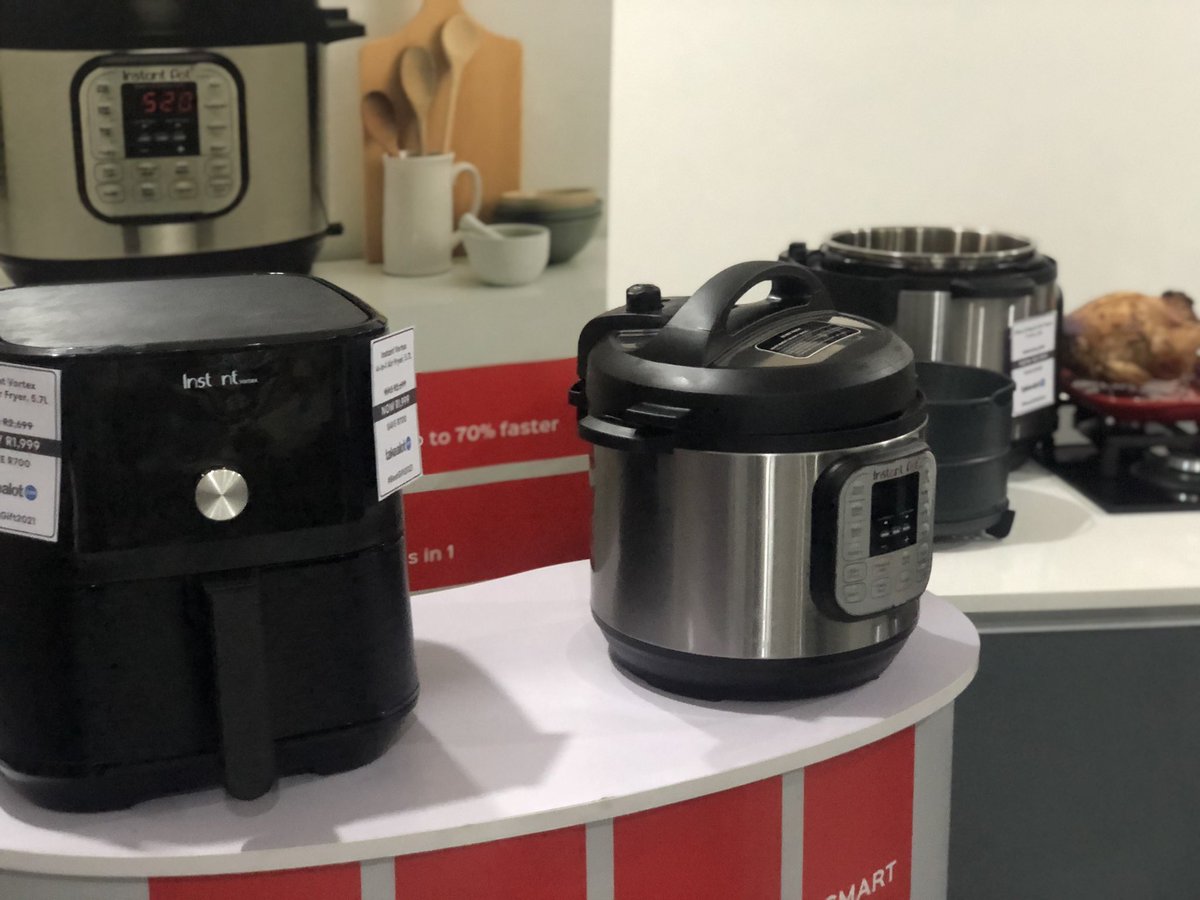 TsepangMolisana's tweet photo. With @InstantPot tasting delicious Chocolate lava cakes at @Whycook_sa - so thereโs the answer to the question Why Cook!
#InstantPotSA
#InstantPotLove
#VortexAirFryer https://t.co/qi1Zus5zm4