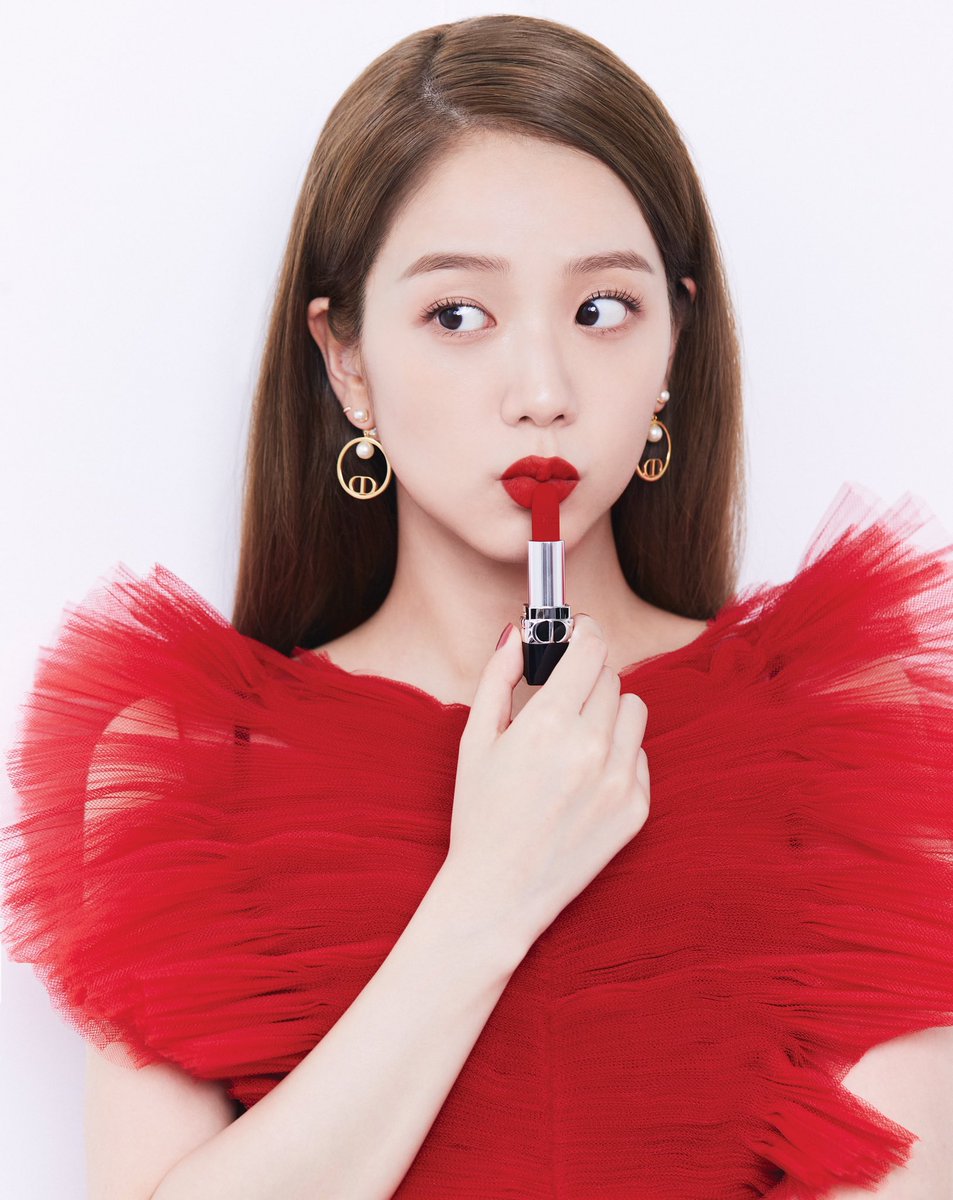 Dior's tweet photo. Dior Global Ambassador Jisoo stars in a fairytale-like beauty shoot for Marie Claire Korea.
Photography : mokjungwook
Makeup : iammaeng
Hair : iseonyeong1118
Styling : stylist_eel
#DiorBeauty #DiorMakeup https://t.co/eI4hVdcfEB