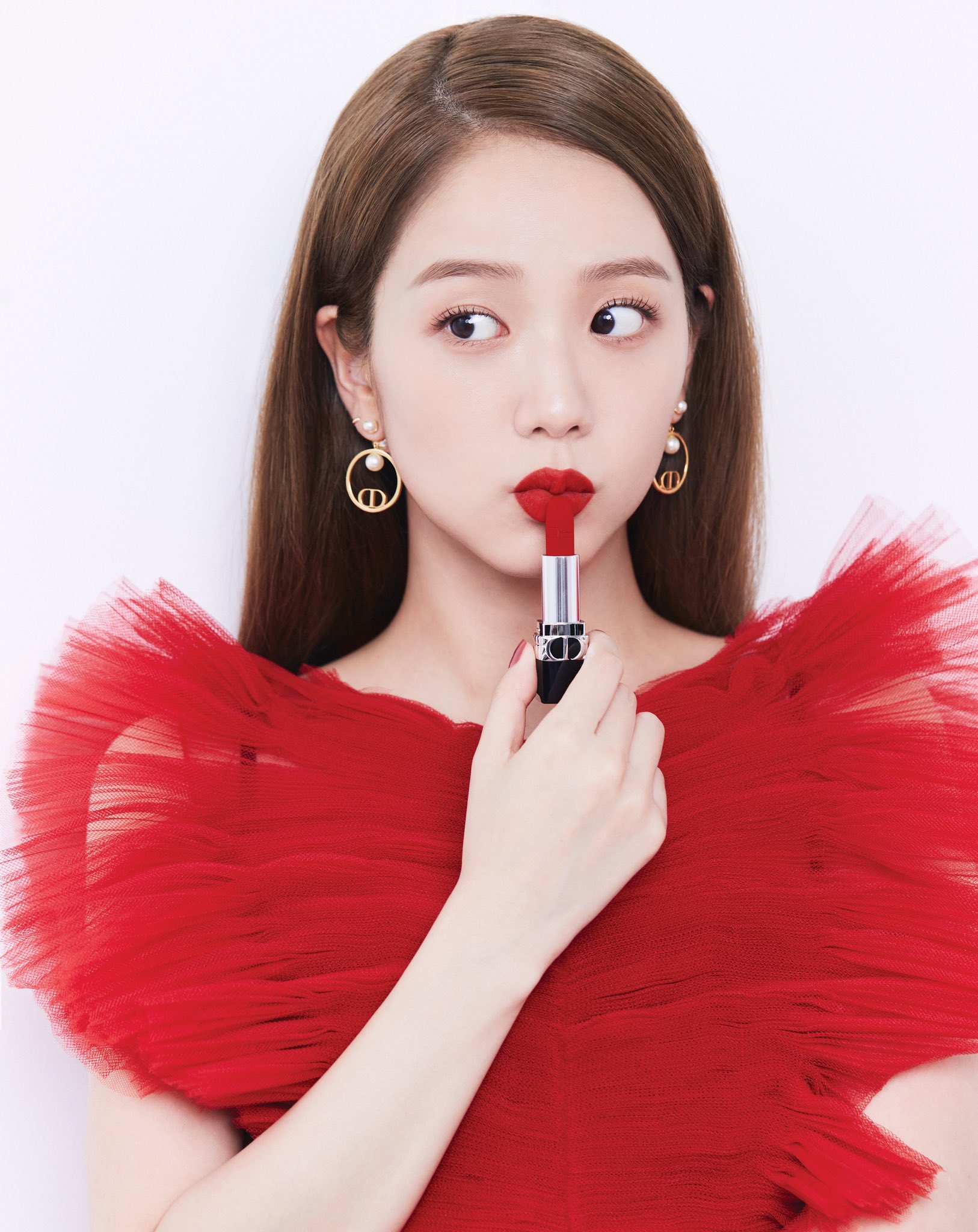 Jisoo BLACKPINK đụng hàng Châu Bùi Angelababy nguyên set Dior