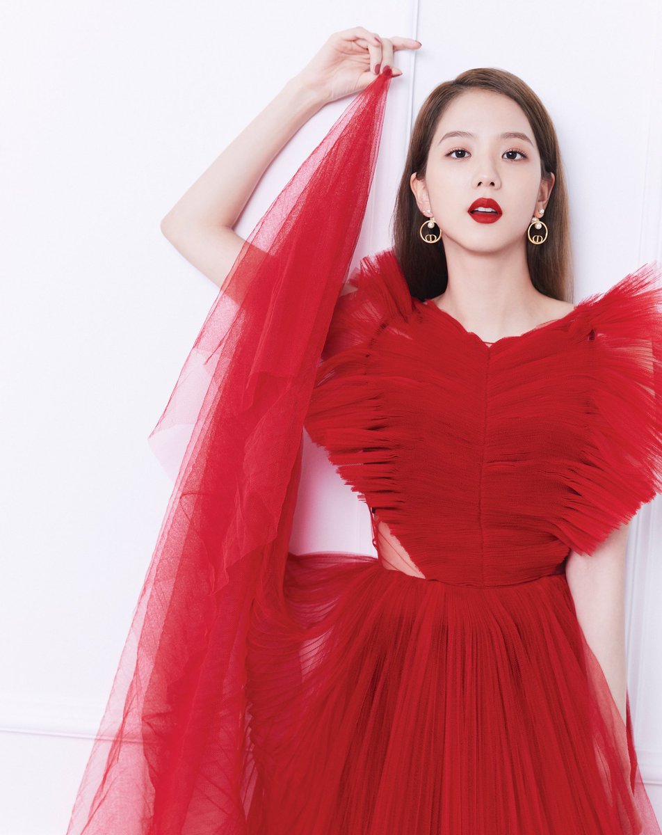 Dior's tweet photo. Dior Global Ambassador Jisoo stars in a fairytale-like beauty shoot for Marie Claire Korea.
Photography : mokjungwook
Makeup : iammaeng
Hair : iseonyeong1118
Styling : stylist_eel
#DiorBeauty #DiorMakeup https://t.co/eI4hVdcfEB