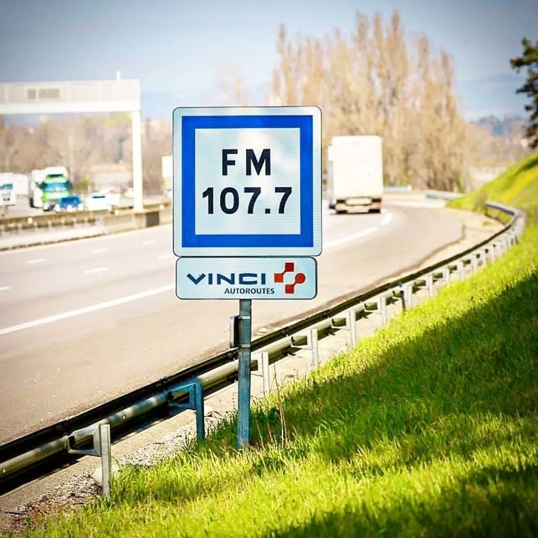 manuelapromo's tweet photo. Anne ça roule?🚘 "On Monte Le Son"! Cette semaine, Anne Sila vous accompagne sur les routes de France! https://t.co/GPfK8RXDt8 Écoutez son interview et hit sur @Radio1077 @VINCIAutoroutes! 🛣 #annesila #France #live #road #Drive #car #info #news #country #itv #life https://t.co/HPHJAx2ePz