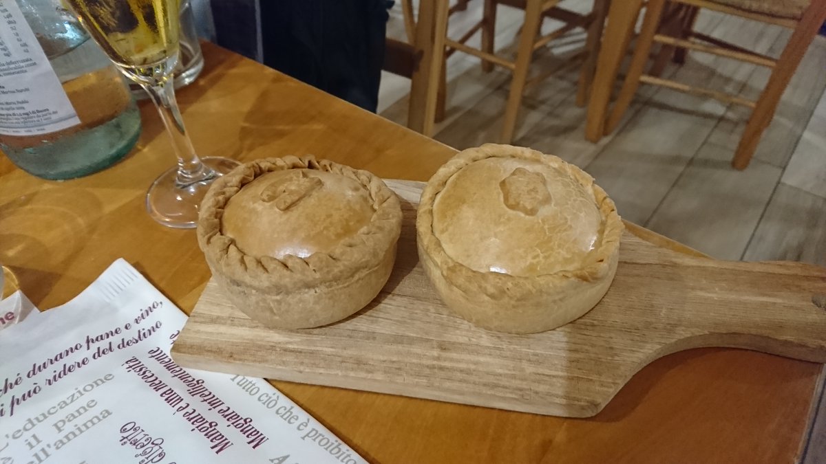 ItalyWith's tweet photo. Panadas (Le specialità sarde) 🍴
#tft #whatsforlunch #whatsfordinner #thephotohour #cuisine #foodphotography #foodie #lunchtime #vino #photography #sardegna #wine #sardinian #foodies #authentic #italian #sarda #panadas #food #cucina https://t.co/IbRdFGmW9q