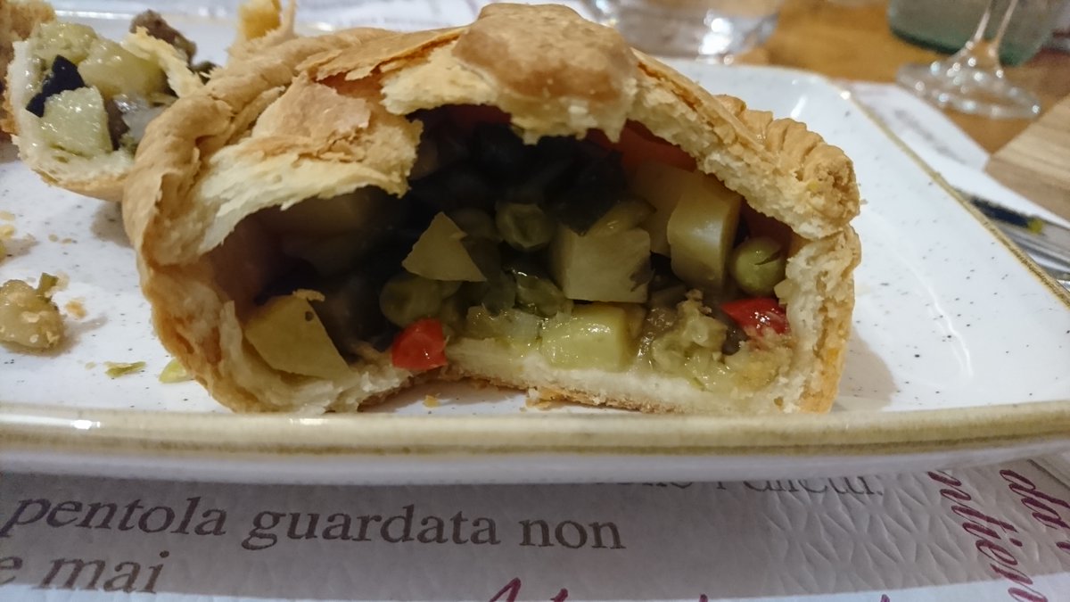 ItalyWith's tweet photo. Panadas (Le specialità sarde) 🍴
#tft #whatsforlunch #whatsfordinner #thephotohour #cuisine #foodphotography #foodie #lunchtime #vino #photography #sardegna #wine #sardinian #foodies #authentic #italian #sarda #panadas #food #cucina https://t.co/IbRdFGmW9q