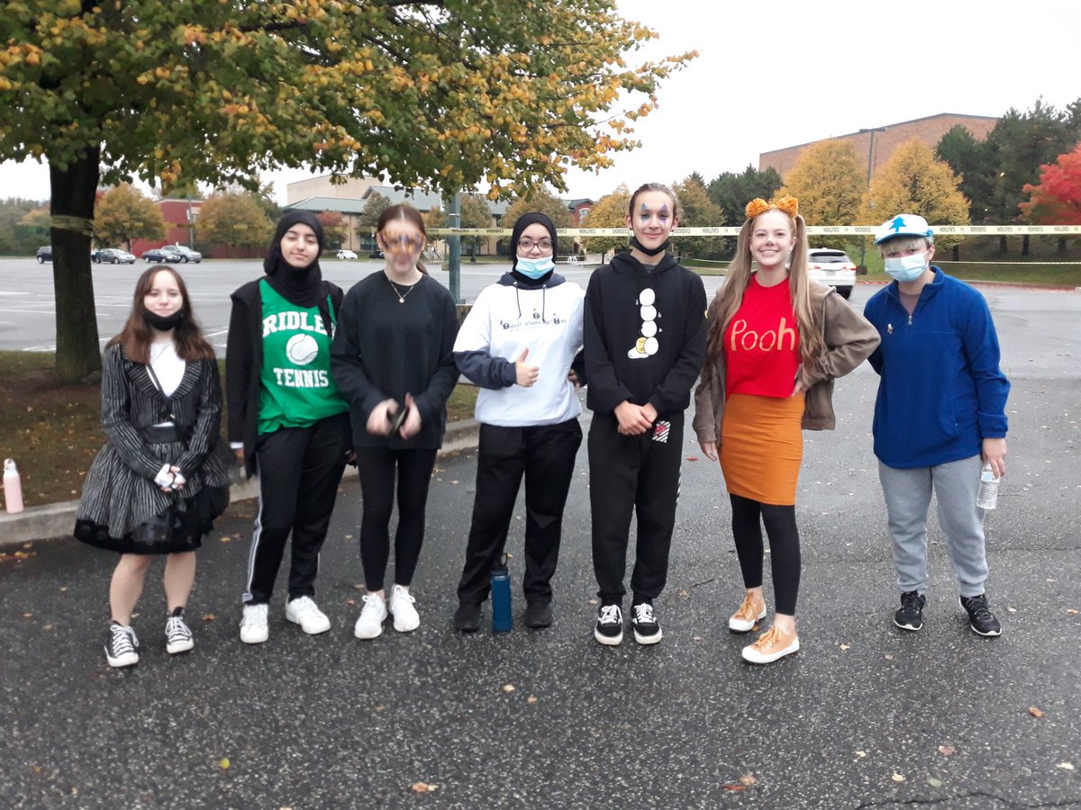 RSD_REF's tweet photo. We are so thankful for our wonderful volunteers who helped out at the Ridley Run.  We couldn't have done it without you!  Thank you to The Franklin Mint Federal Credit Union, RHS Leo Club, and Ridley Swim and Dive!  #RidleyHalloweenRun https://t.co/wydrQKwU27