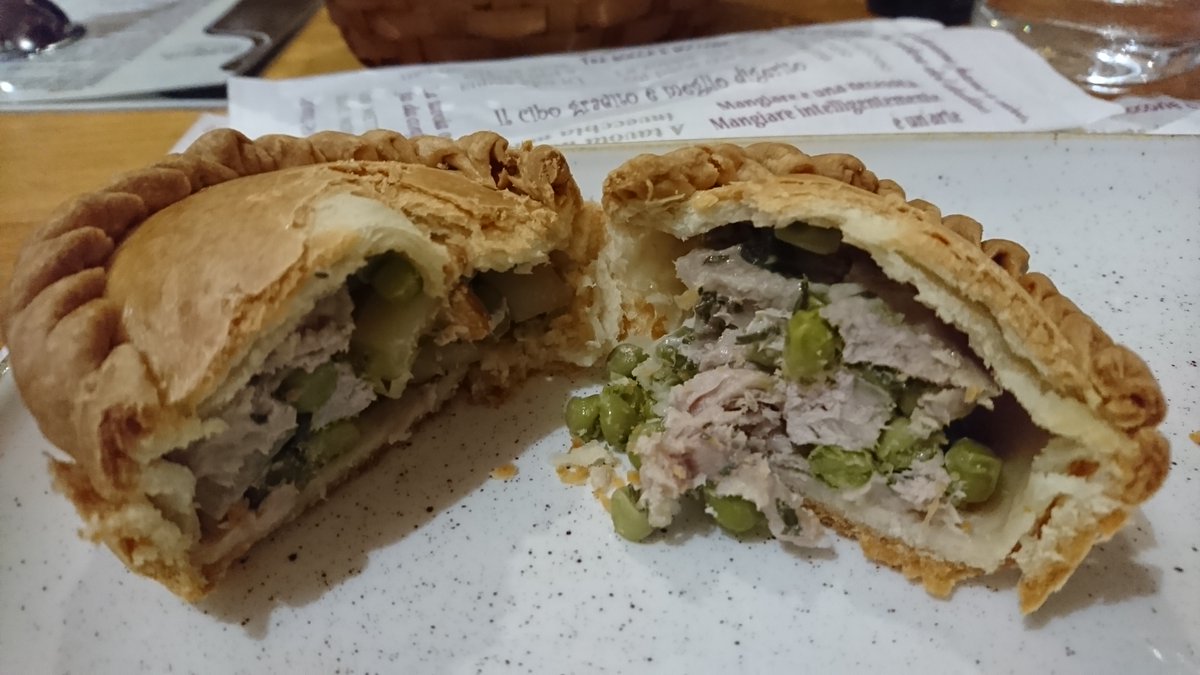 ItalyWith's tweet photo. Panadas (Le specialità sarde) 🍴
#tft #whatsforlunch #whatsfordinner #thephotohour #cuisine #foodphotography #foodie #lunchtime #vino #photography #sardegna #wine #sardinian #foodies #authentic #italian #sarda #panadas #food #cucina https://t.co/IbRdFGmW9q