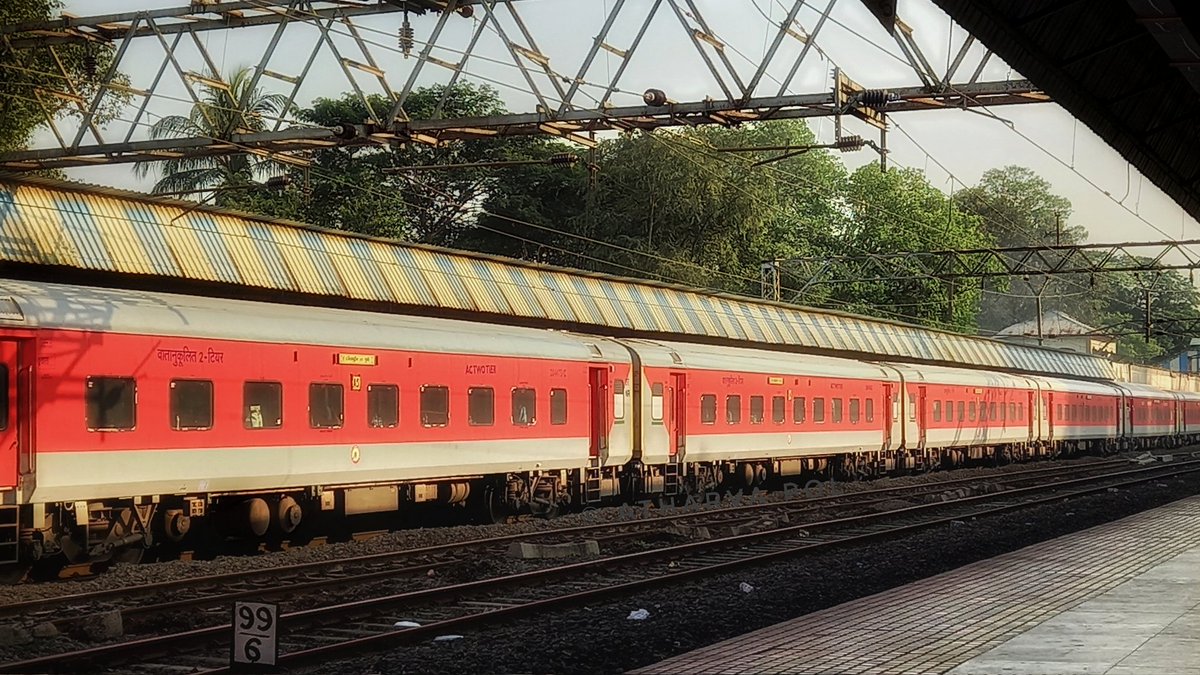 atharva_21941's tweet photo. #02495 #12494 #HazratNizamuddin #Pune #DarshanExpress awaits at #Karjat for the banker attachment, about to ascend the #BhorGhat
@Central_Railway @drm_dli @drmpune https://t.co/w9GyeDpbiR