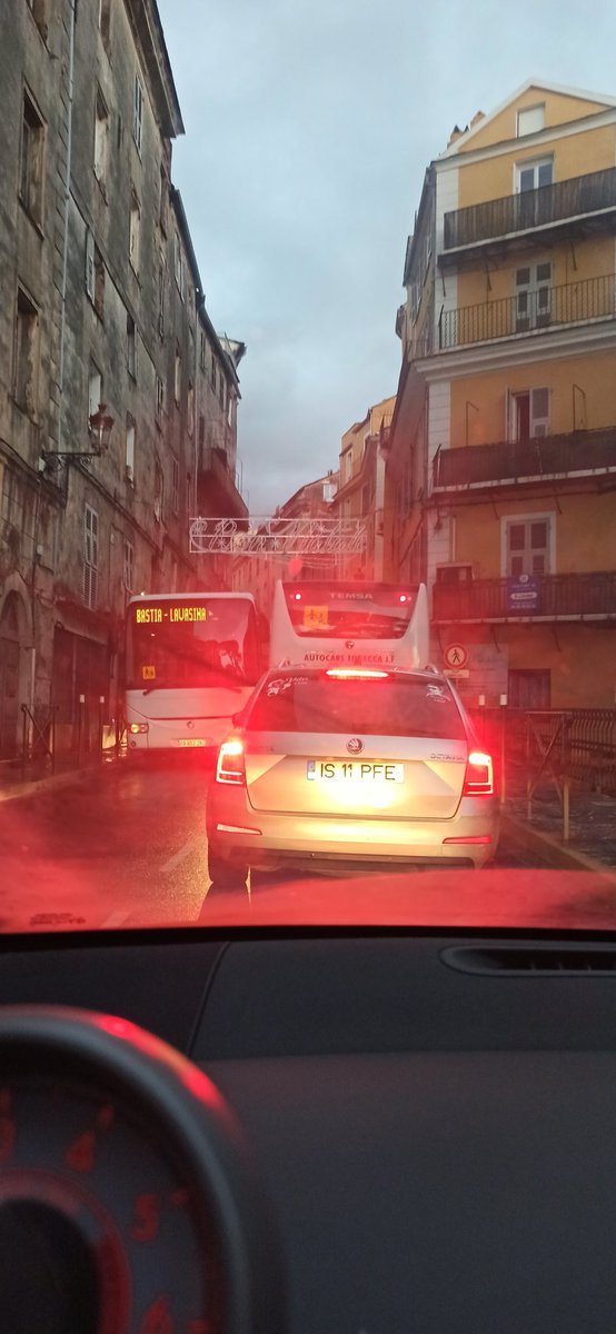 TMaroselli's tweet photo. #bastia #nocomment Ce matin (comme chaque jour) 7h30 bd Auguste Gaudin... 😏 et @TunnelBastia n'y est pour rien👋 #embouteillages #cacoince #cestserré #passepasenmêmetempsquemoi #grosbus #groscamions #doublefile #ruetroppetite #lafauteaucovid 😅
Allez bon week-end https://t.co/Qvbu82c4r1