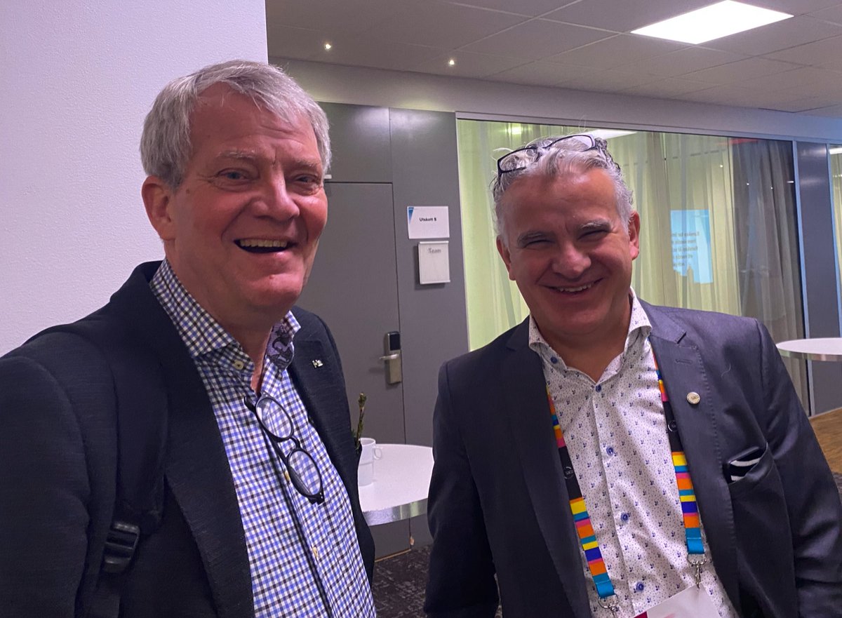 Hög stämning på <a href="/Akademikerna/">Saco</a> kongress. Här samspråkar @Naturvetarna nuvarande och tidigare ordförande <a href="/ErikPetre/">Erik Petre</a> och <a href="/IvardelaCruz/">Ivar de la Cruz</a> 
#sacokongress